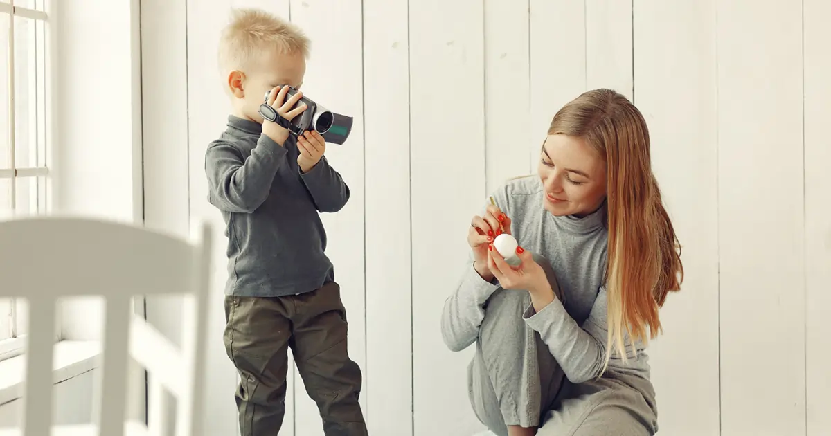 Fils prenant des photos de maman