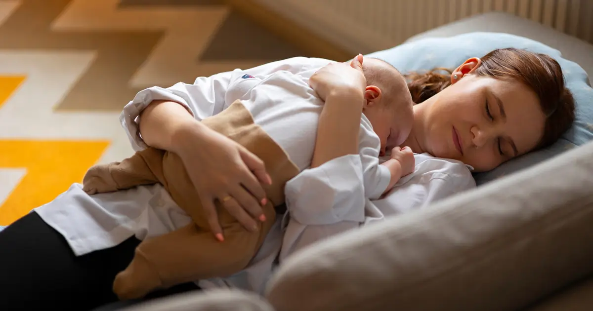 Fils dormant sur les genoux de maman